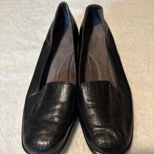 AeroSoles Woman's Black Leather 7.5 Heelrest Loafer Shoes.